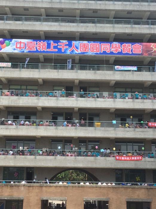 天機教學大樓各樓層的辦桌