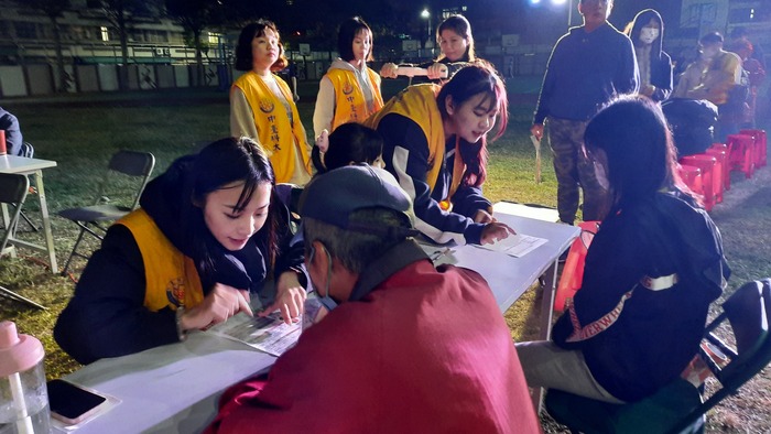 護理系同學為民眾解說身體組成分析.jpg