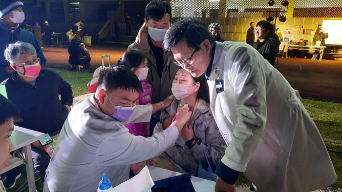 林政勳學務長(右)與醫放系同學解說甲狀腺超音波.jpg
