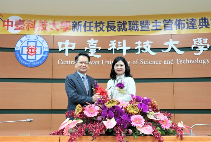 中臺科大新任校長就職典禮 授贈印信圖片