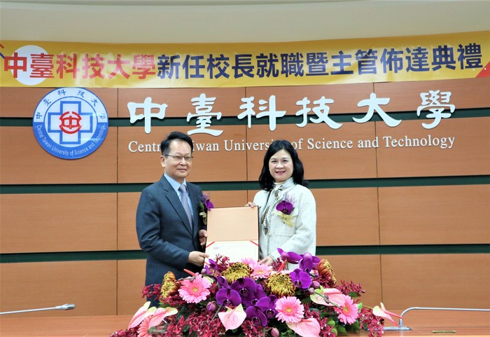 中臺科大新任校長就職典禮 授贈聘書圖片