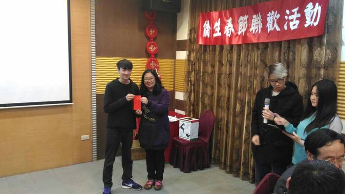 僑生輔導呂令妃老師為僑生同學頒獎