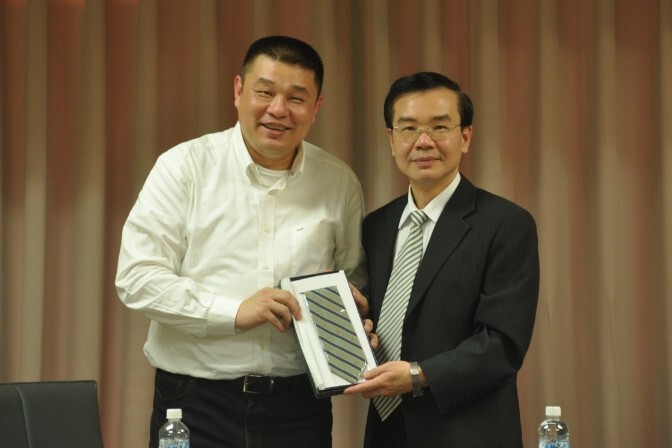 本校程副校長與旺旺醫院鄭執行長互相贈送紀念品