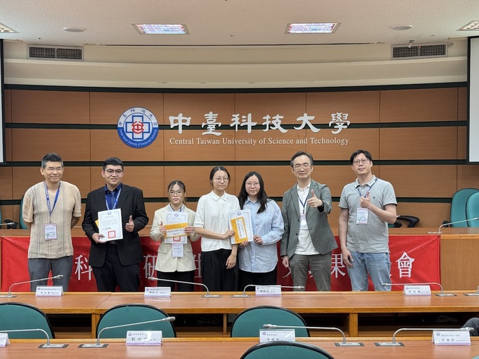 大學部論文壁報發表獲獎者合影