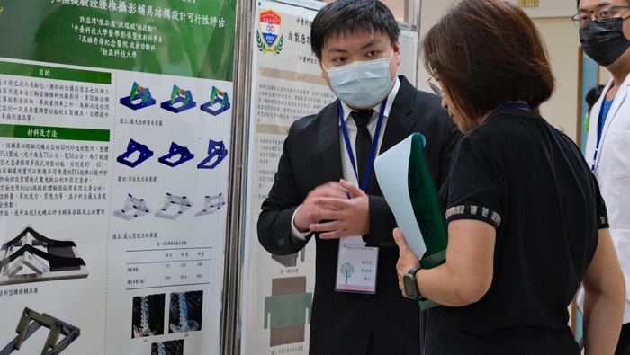 學生介紹研究成果