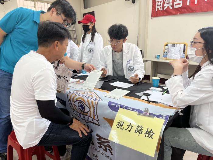 視光系學生為民眾做視力檢測圖片
