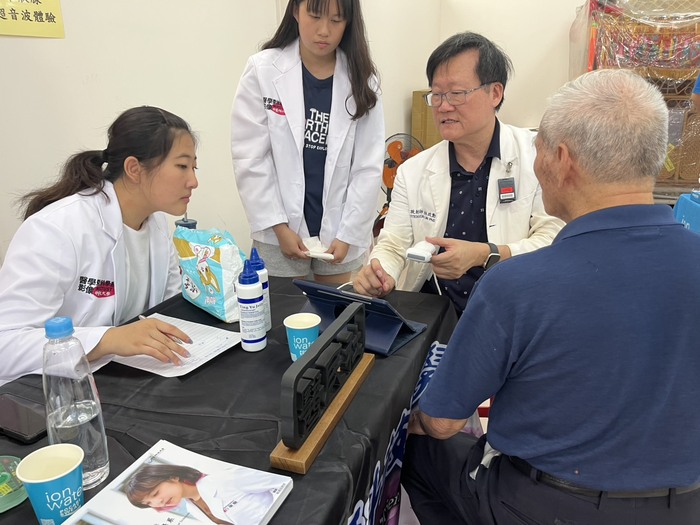 醫放系老師為民眾做甲狀腺超音波檢測圖片