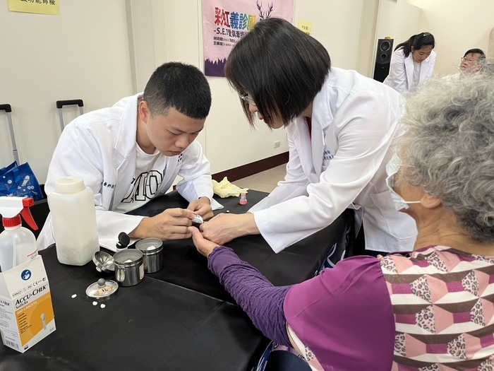 醫放系老師為民眾做甲狀腺超音波檢測圖片
