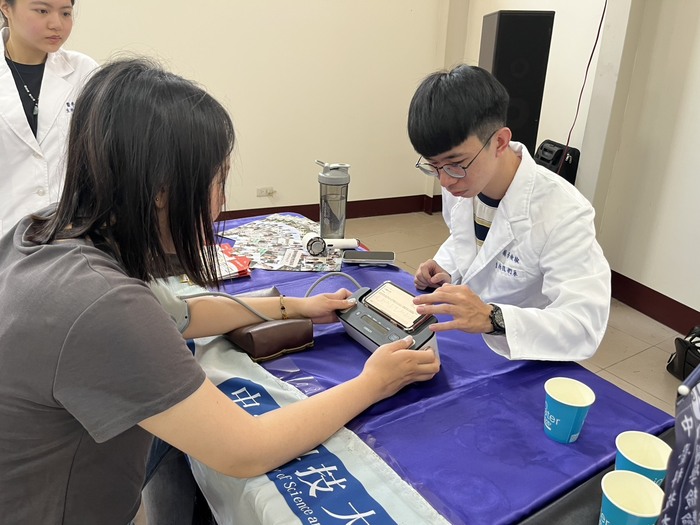 醫檢系學生為民眾做血壓檢測圖片