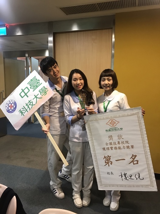獲獎同學拍照