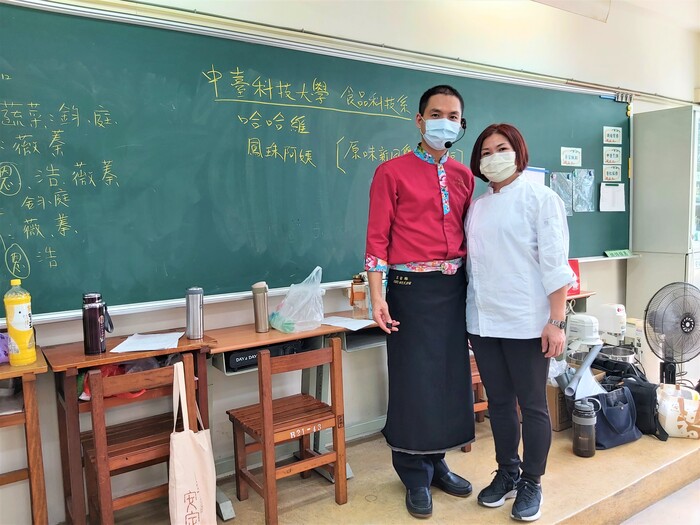 中臺科大食品科技系學生李鳳珠(右)與食科系副教授呂哲維(左)