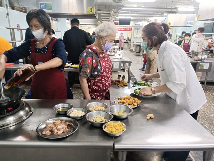 中臺科大食品科技系學生李鳳珠(右1)參與專業服務學習活動照片
