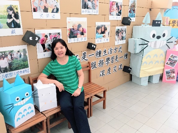 路過的師生與公車亭拍照，為展覽增添美麗的色彩