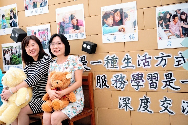 路過的師生與公車亭拍照，為展覽增添美麗的色彩