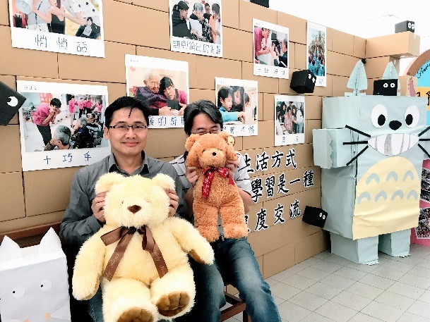 路過的師生與公車亭拍照，為展覽增添美麗的色彩