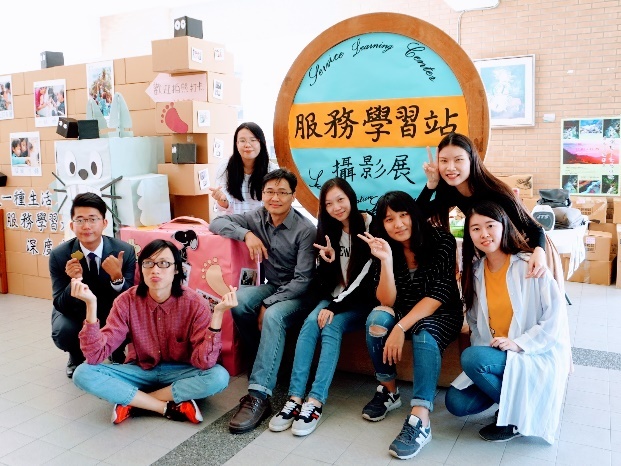 路過的師生與公車亭拍照，為展覽增添美麗的色彩