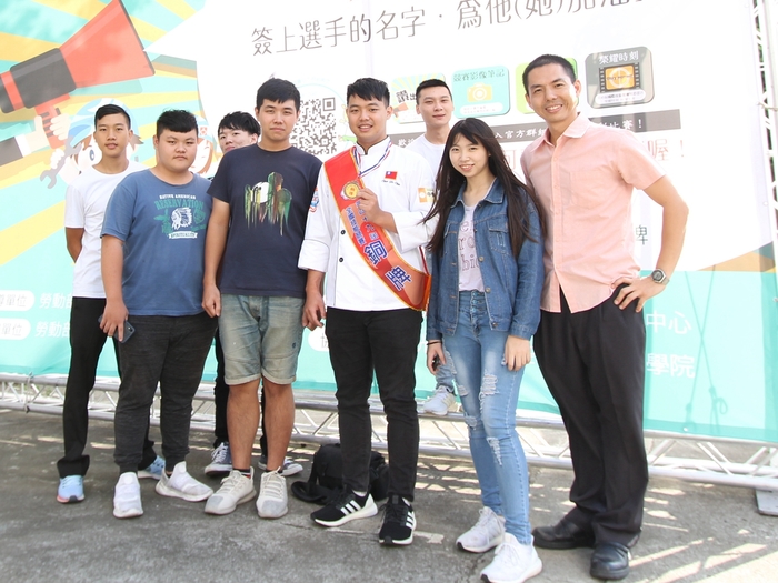 中臺科大食科系廚藝社與獲獎陳昱枷同學合影