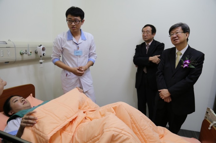 吳思華部長與李隆盛校長參觀臨床技能中心
