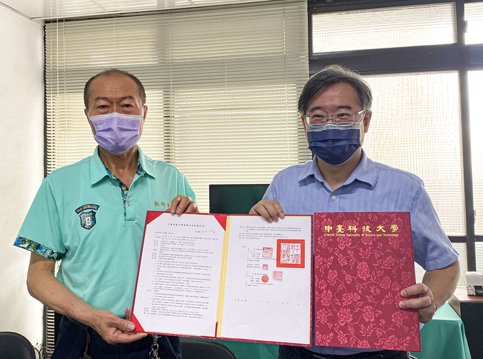 松竹寺主委與中臺松竹寺志《水流觀音‧護土庇民》編輯簽約典禮-中臺科大主任秘書詹博州(右)松竹寺主委(左)