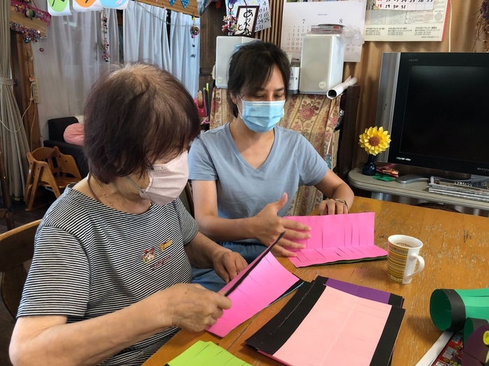 中臺科大王瑞瑩同學與葵照護長者製做燈籠