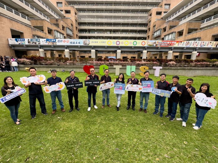 校長陳錦杏帶領全校主管以行動支持「發聲相挺．求助無畏」國際丹寧日活動