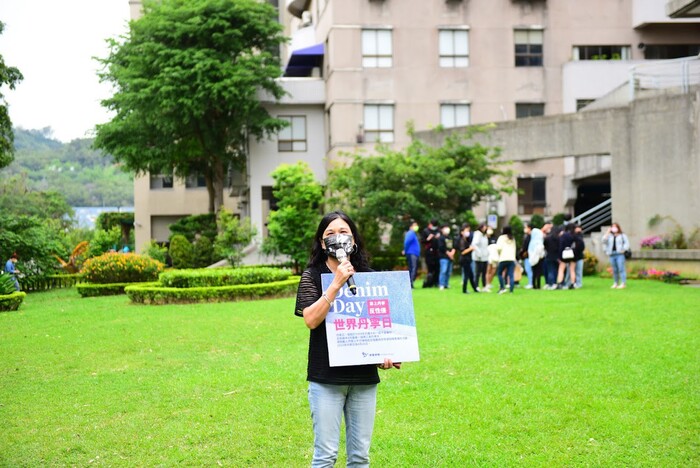 陳錦杏校長穿著黑上衣、單寧牛仔褲以行動支持「發聲相挺．求助無畏」國際丹寧日活動