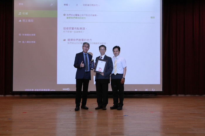 傑出系友表楊，主任、會長及傑出系友合影