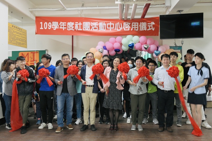 中臺科大剪綵儀式（名稱由左至右）： 學生會賴明陽會長、學生議會洪智晨議長、學務處課服中心詹清全主任、鄭凱元副校長、陳錦杏校長、謝玲鈴學務長、賴嘉祥總務長
