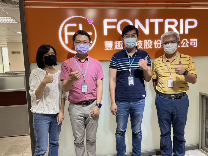 於公司門口合影