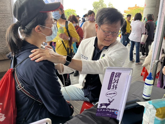 醫放系林政勳主任為民眾做甲狀腺超音波檢測