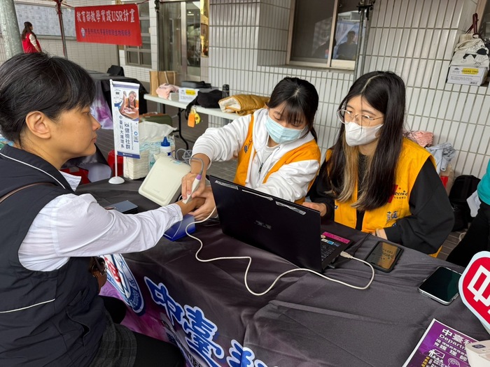 護理系學生為民眾進行骨密度檢測