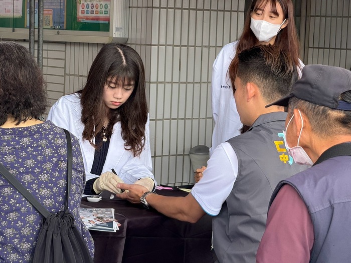 醫檢系學生為民眾做血糖篩檢