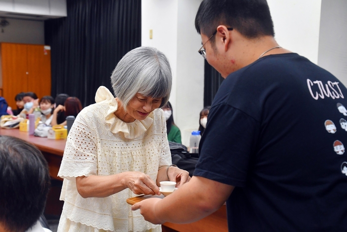 同學獻茶給醫管系葉季森主任 表達尊敬與感激之情