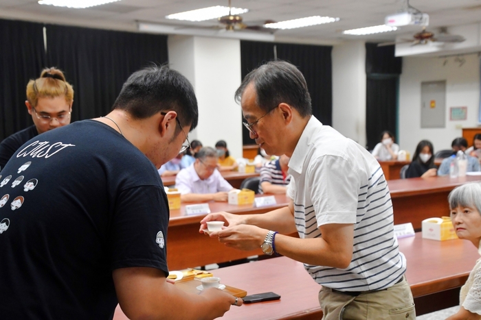 鄭凱元副校長接受學生敬師恩奉茶
