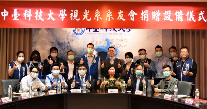 中臺科大校長陳錦杏(第1排右3)與視光系友會及臺中市驗光師公會全體與會人員合影圖片