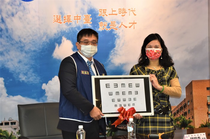 中臺科大-視光系系友會劉永富會長(左)捐贈24吋液晶視力檢測顯示器