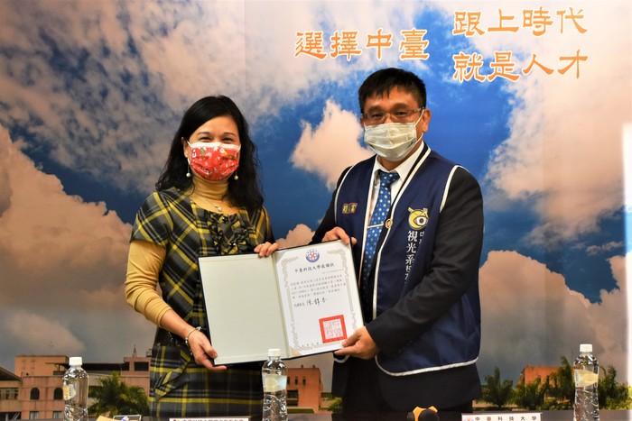中臺科大校長陳錦杏(左)致贈感謝狀予視光系友會長劉永富(右)圖片