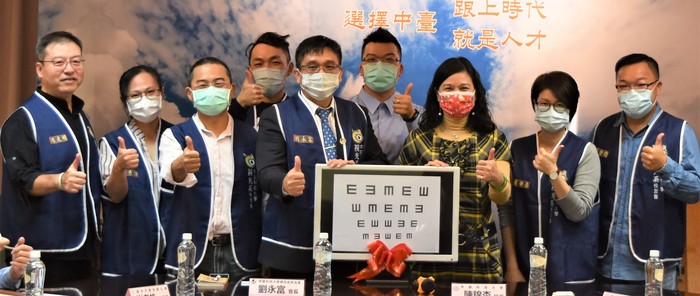 中臺科大校長陳錦杏(右3)與視光系友會全體合影圖片