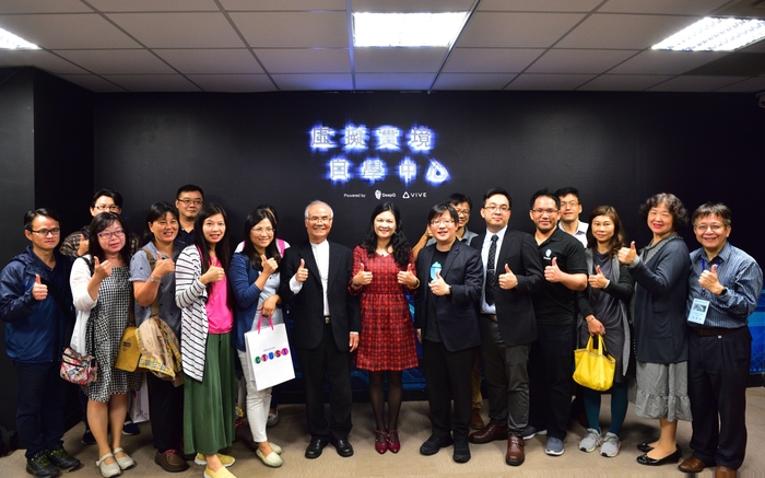 陳錦杏副校長(中)、HTC鄭志偉處理(右一)、教學發展中心陳韋陸主任(右二)與會貴賓全體合照圖片
