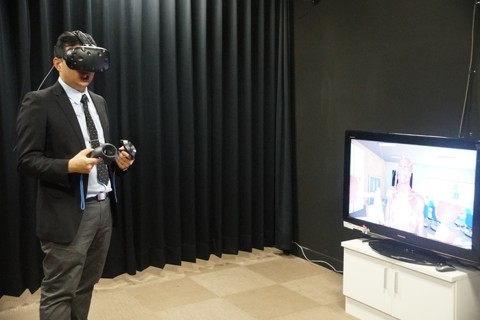 陳韋陸主任體驗VR圖片