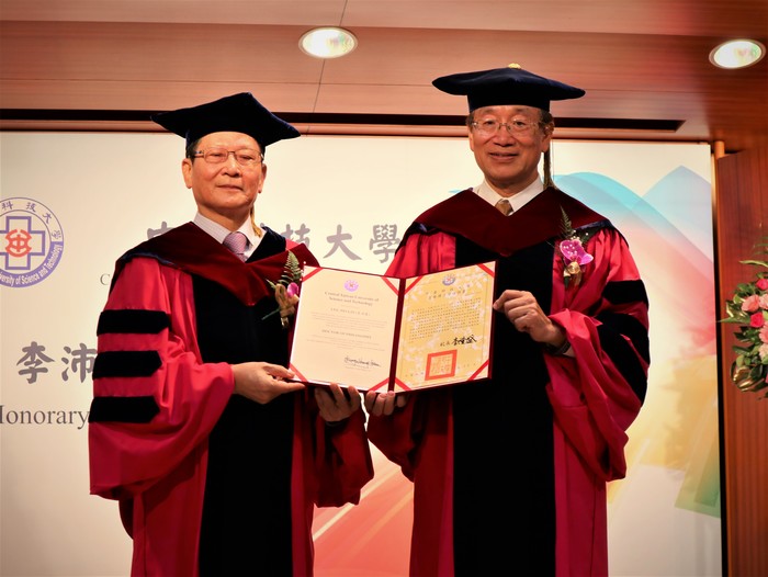 中臺科大李隆盛校長(右)頒授李沛霖博士(左)學位證書圖片