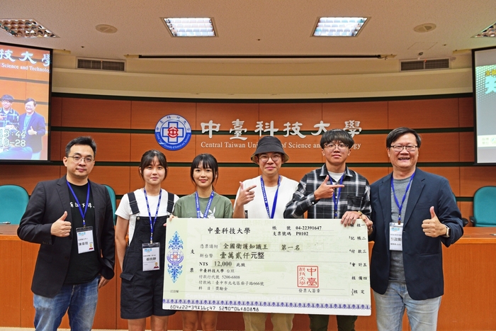 林政勳學務長與教發中心陳韋陸主任頒獎衛護金頭腦冠軍隊伍圖片