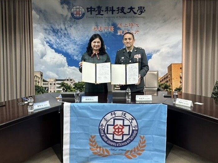 中臺科大陳錦杏校長與國軍五二工兵群指揮官陳威中上校共同展示簽署完成之合作協議