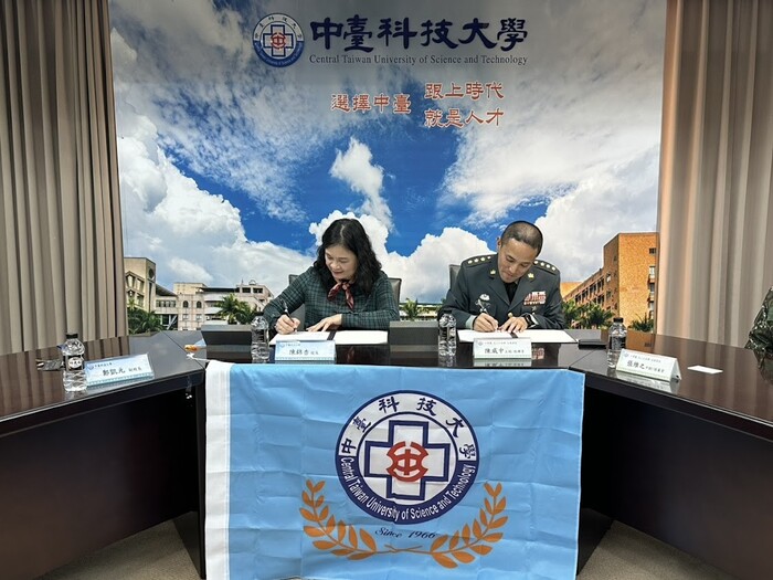 國軍五二工兵群指揮官陳威中上校與中臺科大陳錦杏校長簽署合作協議