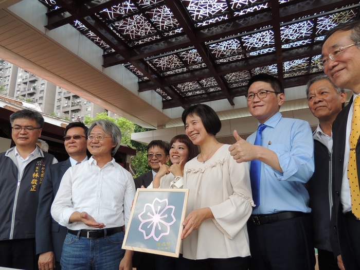 TA林依瑩副市長參與現場剪紙活動，剪出臺中市市花山櫻花造型，向現場民眾一起宣傳2018花博在臺中。