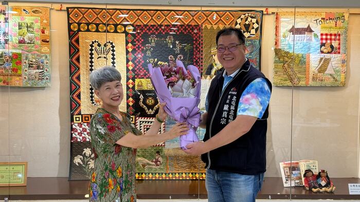 北屯區歐真宗里長(右)致贈花束給張貴櫻老師(左)圖片