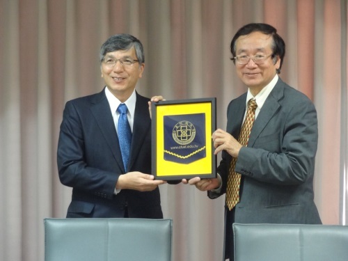 李校長致贈錦旗給日本廣島國際大學校長留作紀念