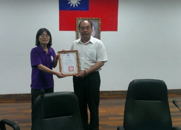 中臺科技大學致贈感謝狀(右為法務部矯正署臺中戒治所黃勝雄秘書) /攝於法務部矯正署臺中戒治所