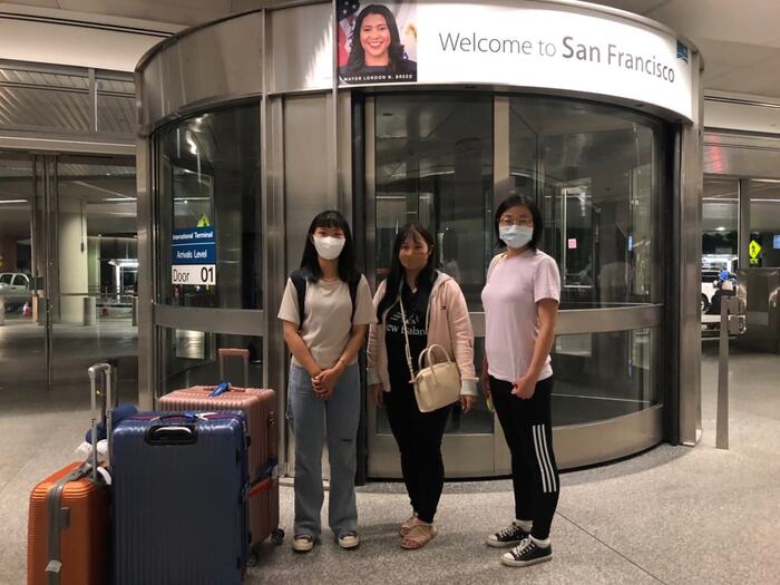 (右1)Whitewater University of California郭主任至美國機場接中臺科大行銷系同學
