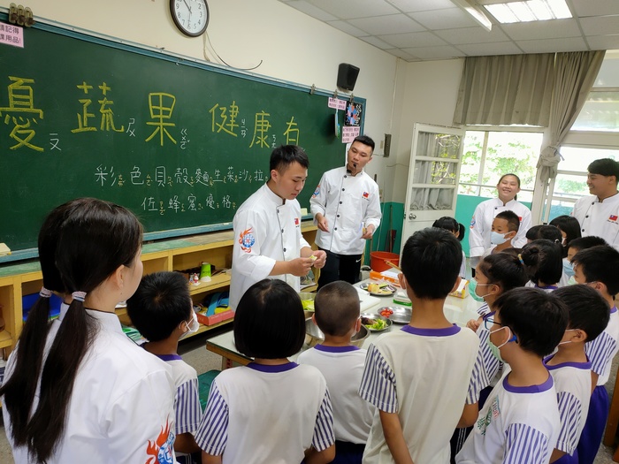 中臺科大食科系學生教導一年級的小朋友做菜圖片